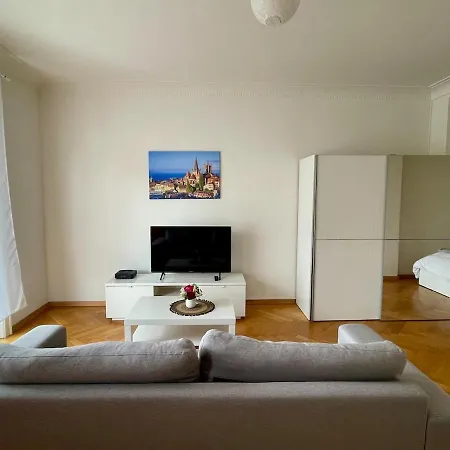 8 Min To Train Station Apartamento