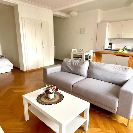 8 Min To Train Station Apartamento